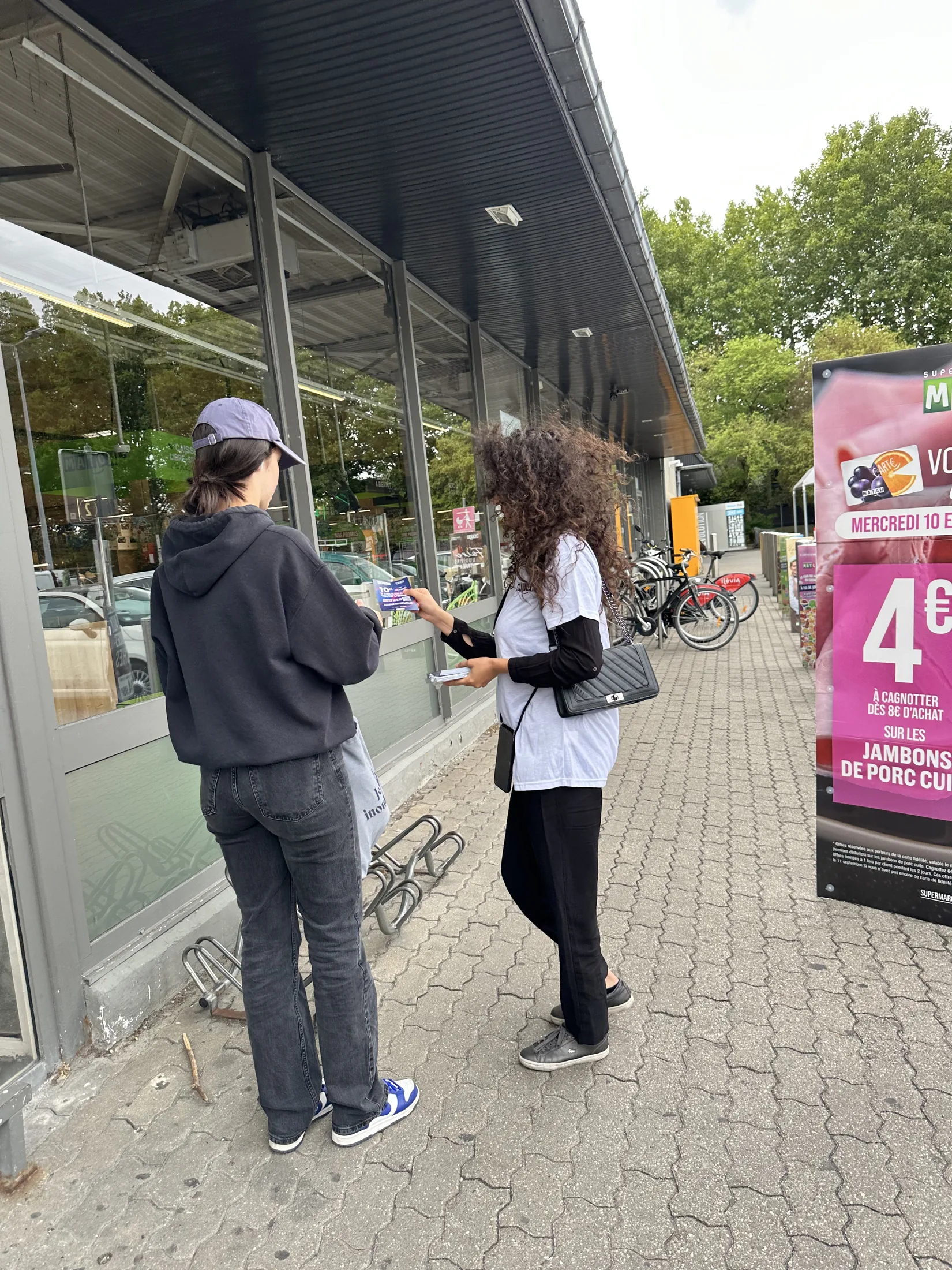 Distribution de flyers du Club étudiants MATCH à l'entrée d'un supermarché MATCH