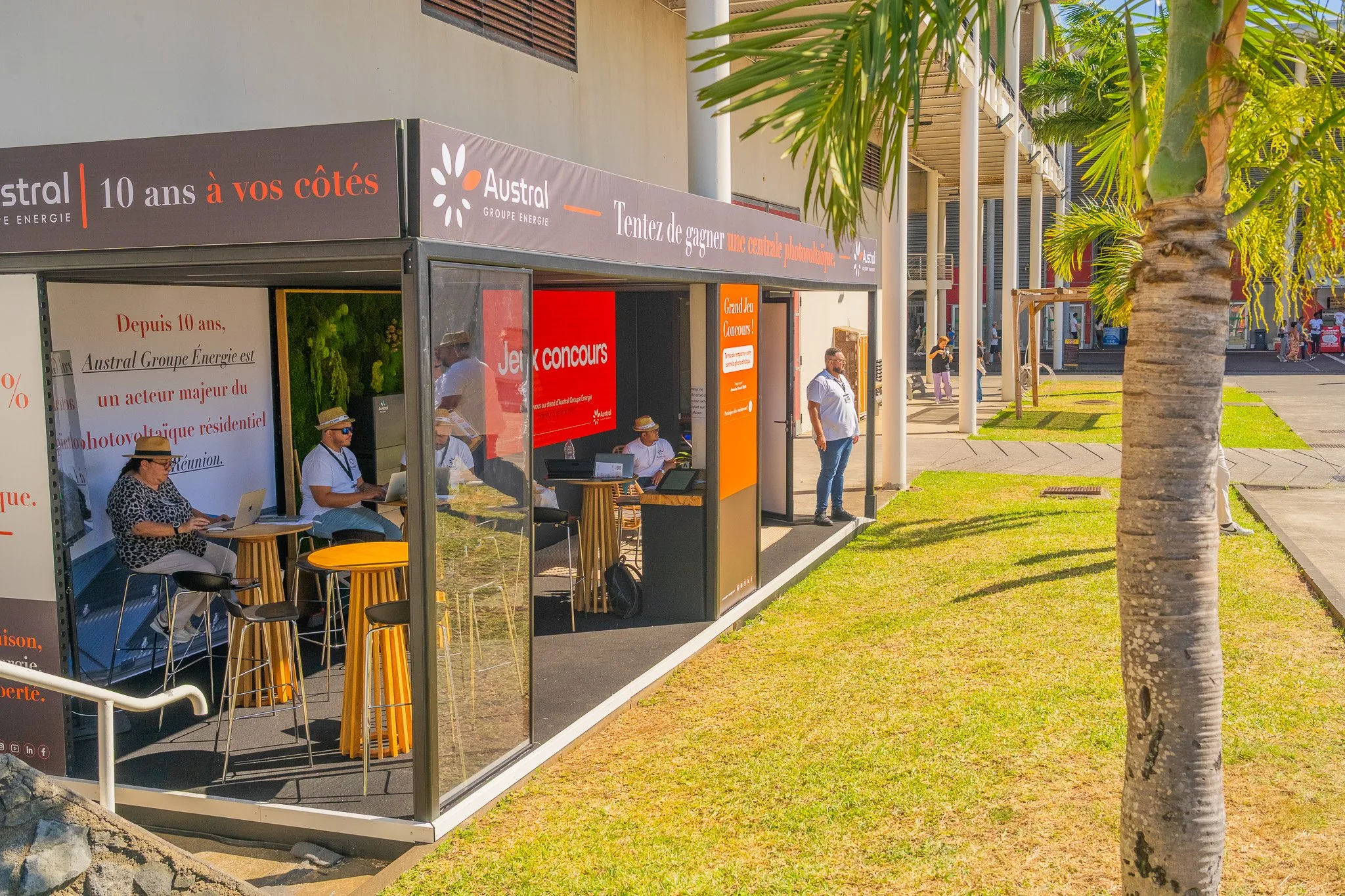 Stand Austral Groupe Énergie « 10 ans à vos côtés », La Réunion — stand en activité
