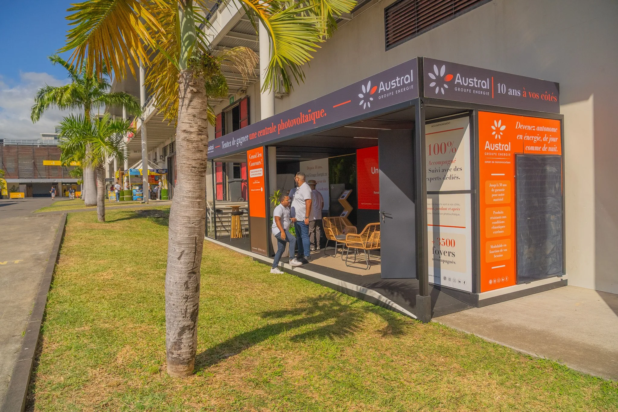 Stand Austral Groupe Énergie « 10 ans à vos côtés », La Réunion — vue latérale