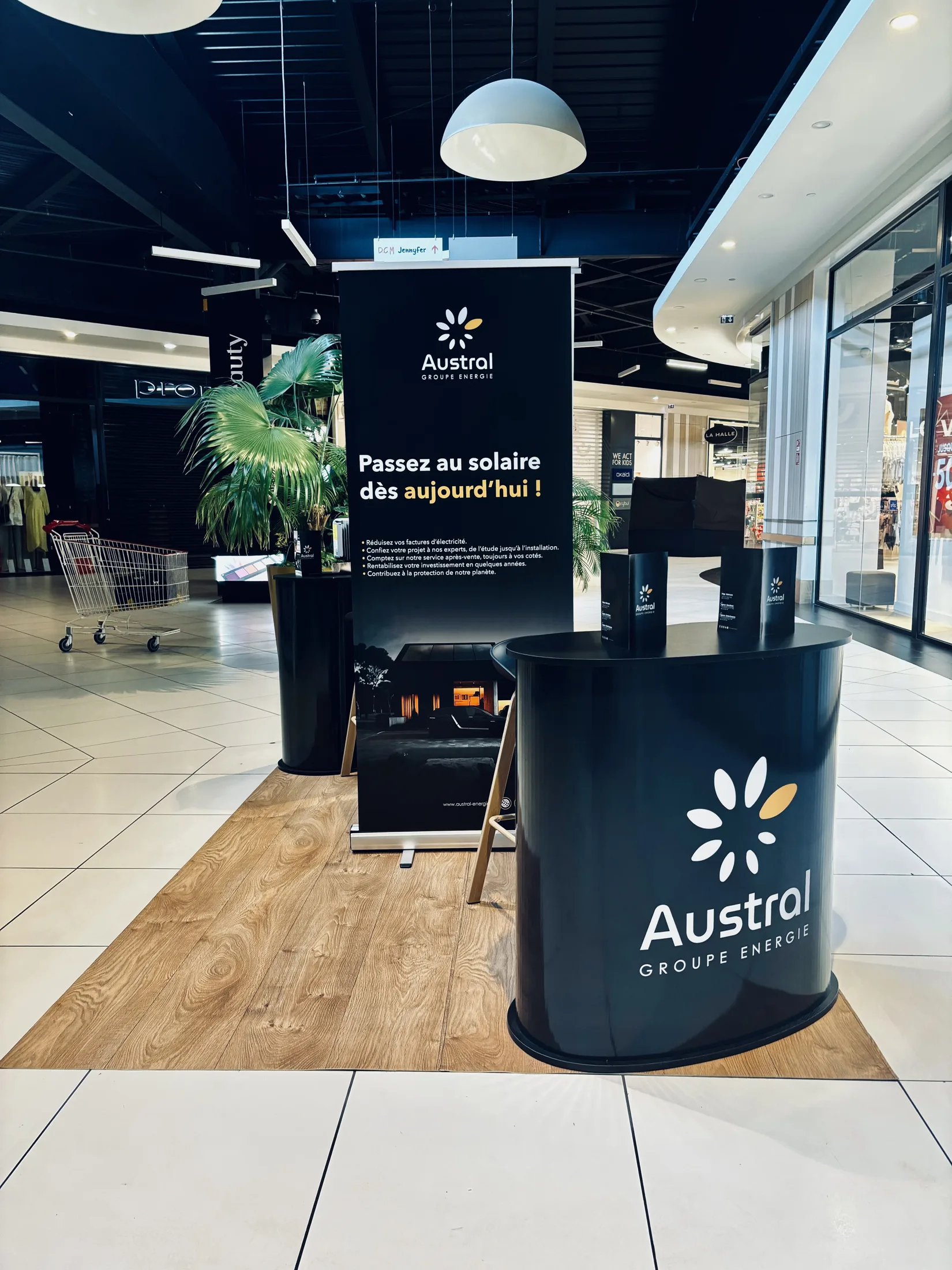 Stand Austral Groupe Énergie « Passez au solaire dès aujourd'hui » en galerie commerciale