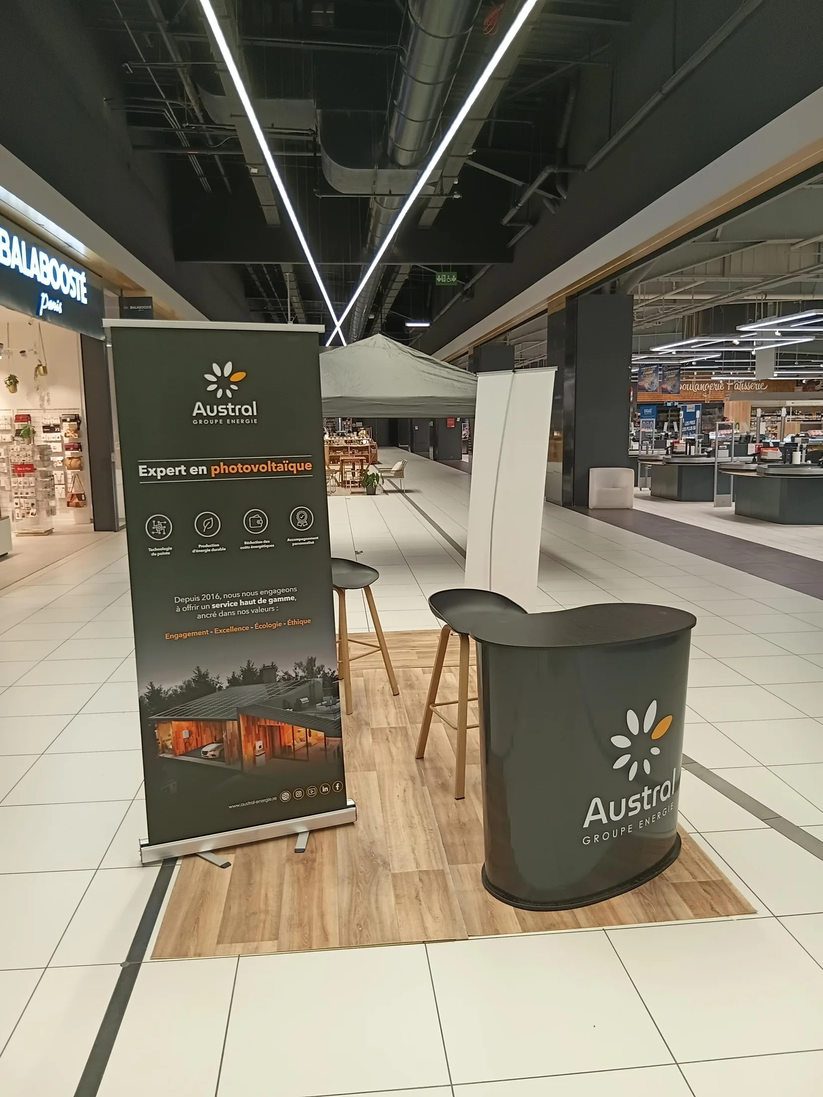 Stand Austral Groupe Énergie installé dans l'allée d'une galerie commerciale