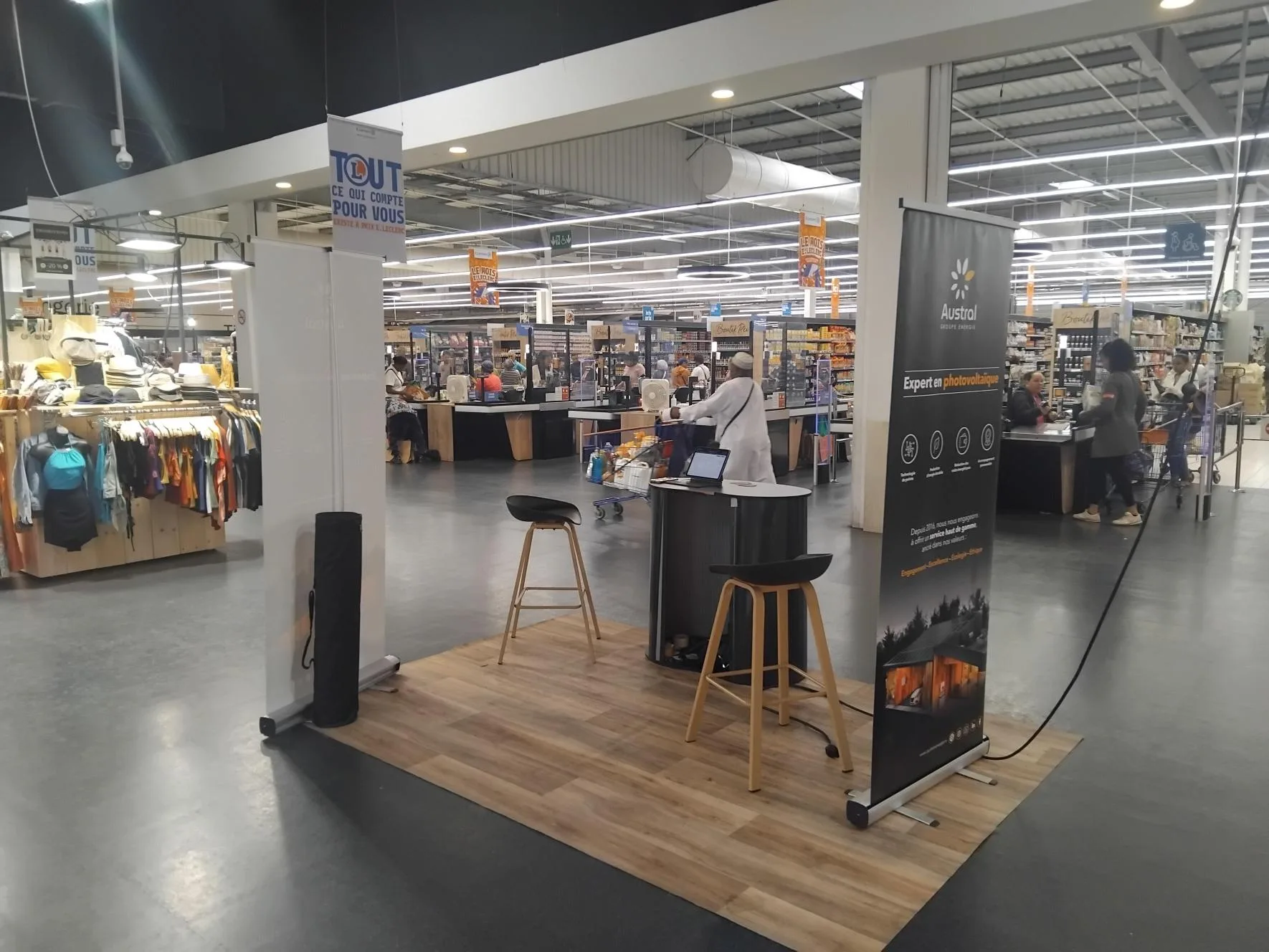 Stand Austral Groupe Énergie face aux caisses d'un hypermarché E.Leclerc, La Réunion