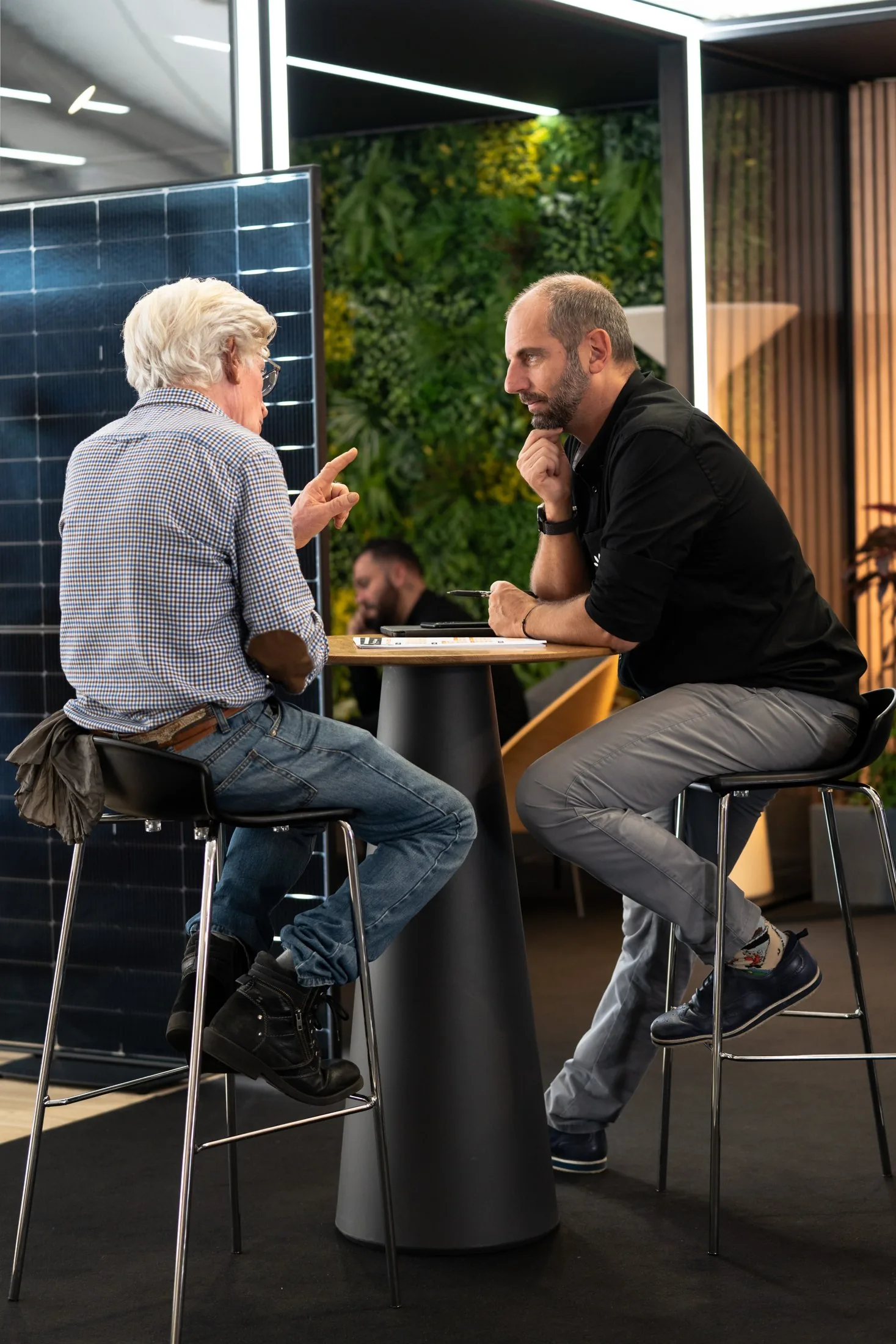 Stand Austral Groupe Énergie « N°1 du photovoltaïque résidentiel à La Réunion » — rendez-vous conseil devant le panneau Power Sun One