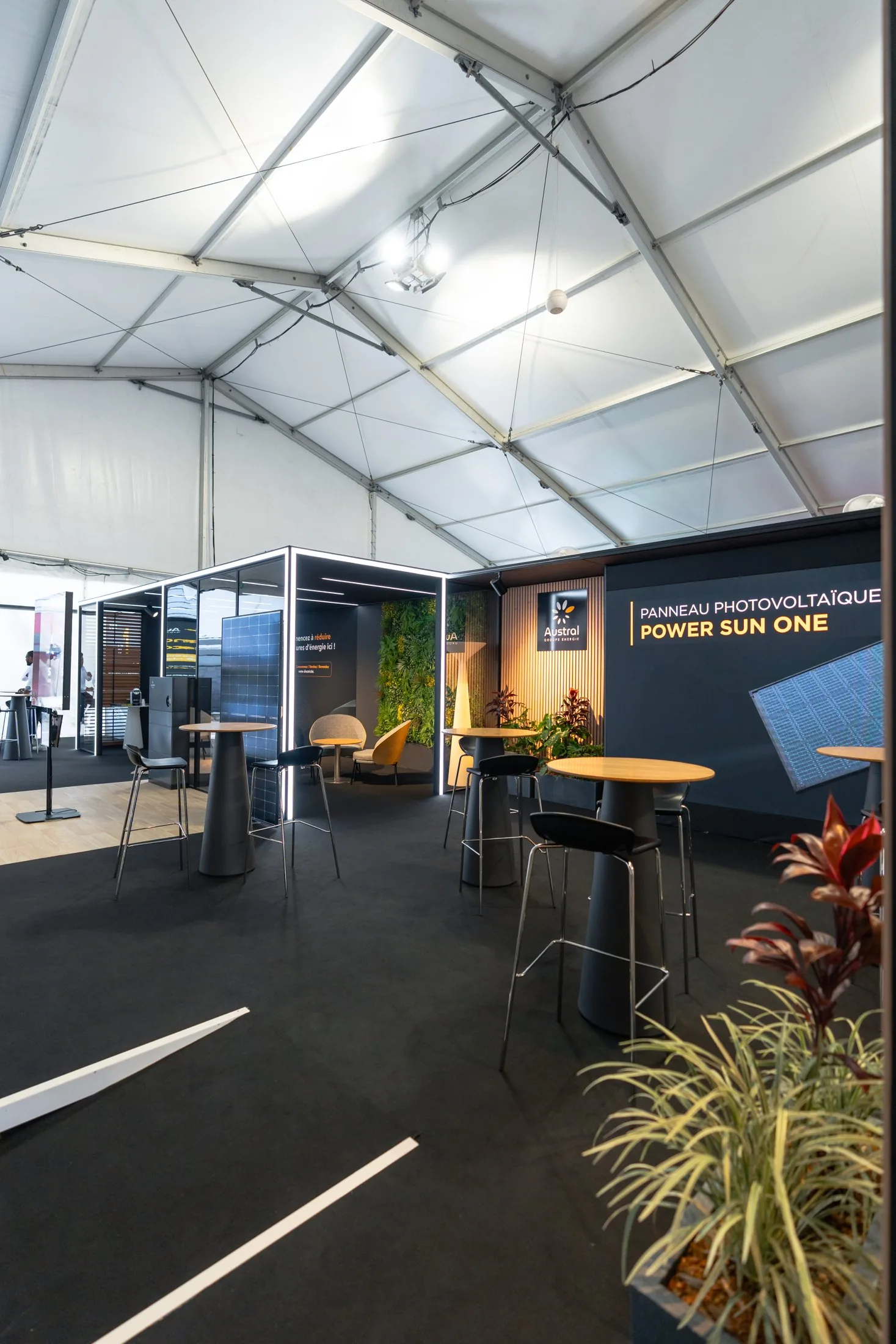 Stand Austral Groupe Énergie « N°1 du photovoltaïque résidentiel à La Réunion » — vue d'ensemble, mur Power Sun One et mange-debout