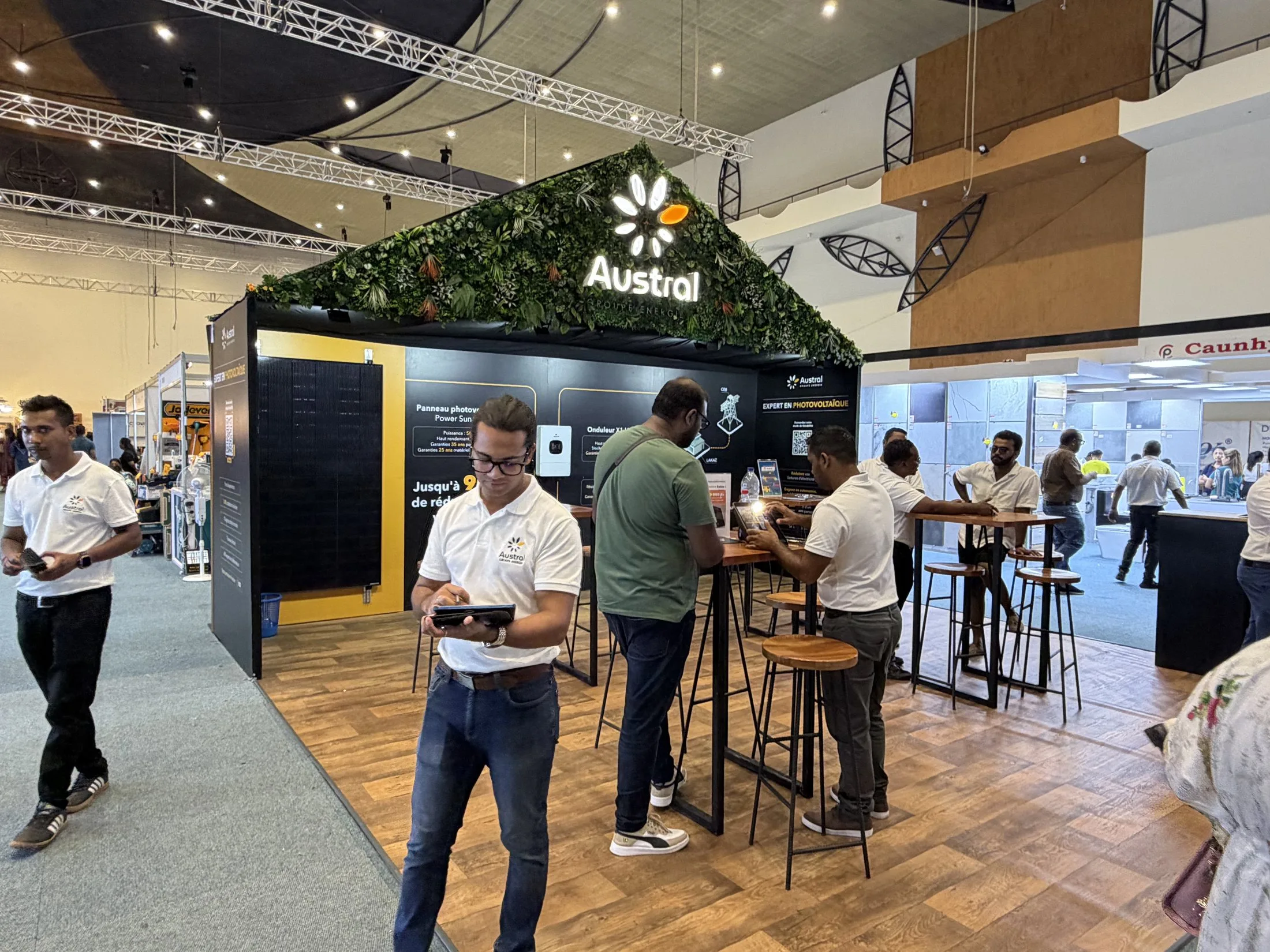 Stand Austral Groupe Énergie « Expert en photovoltaïque » en salon — conseillers accueillant les visiteurs