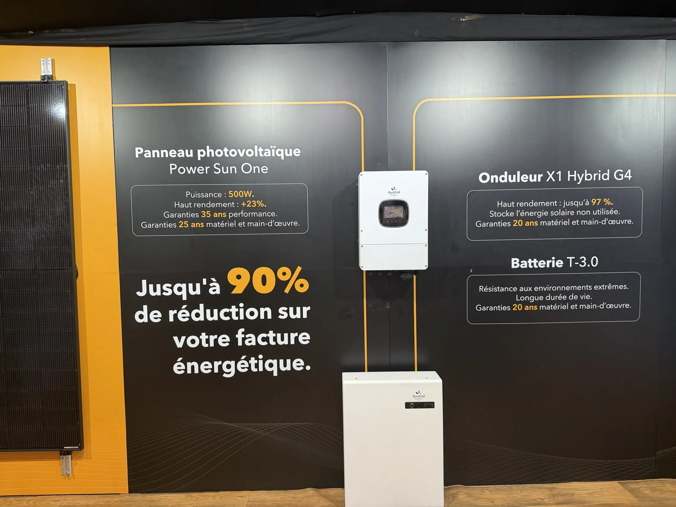Stand Austral Groupe Énergie « Expert en photovoltaïque » en salon — mur produits : panneau, onduleur et batterie
