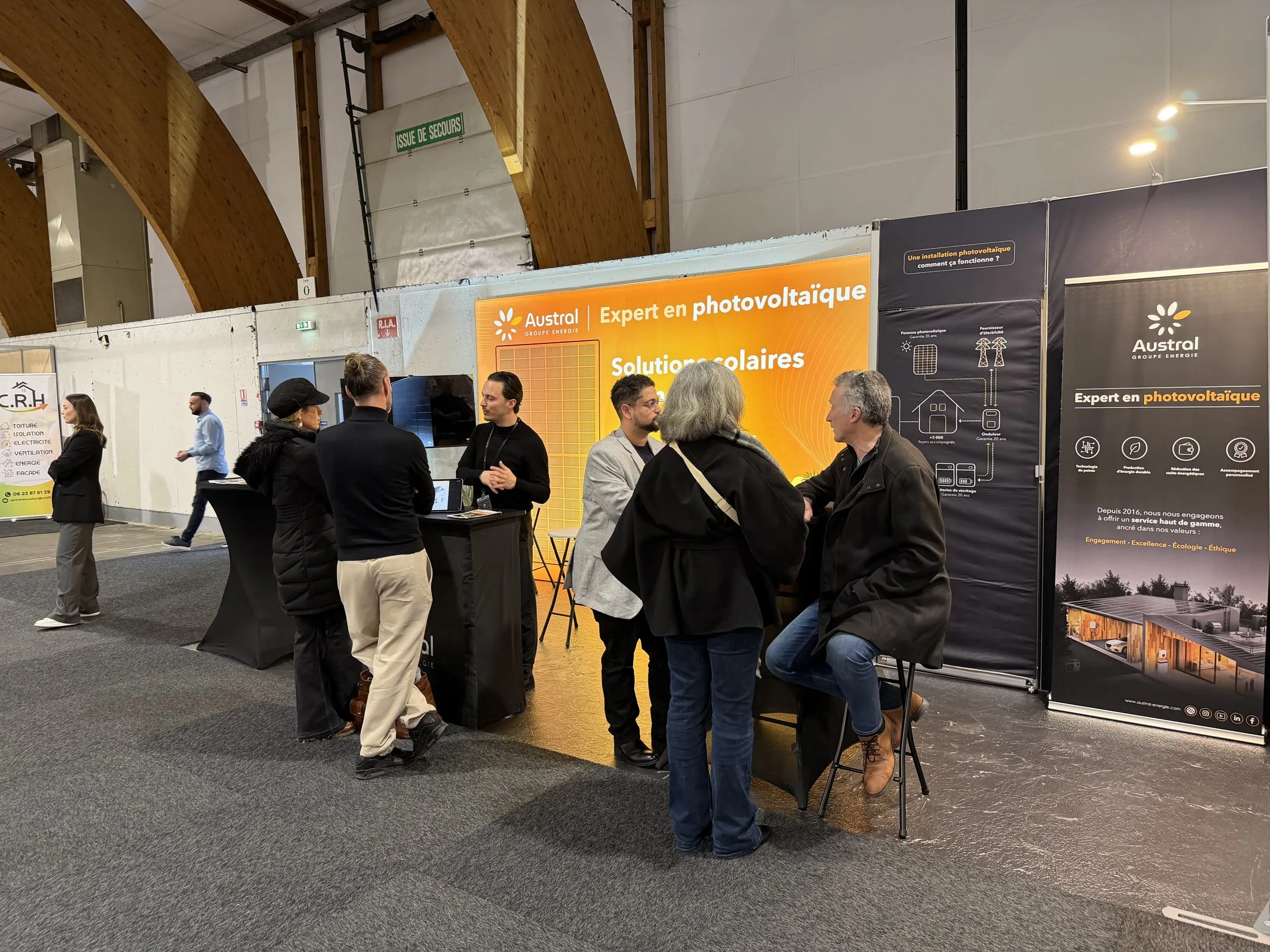 Stand Austral Groupe Énergie « Expert en photovoltaïque » au salon Viving — affluence sur les deux espaces conseil