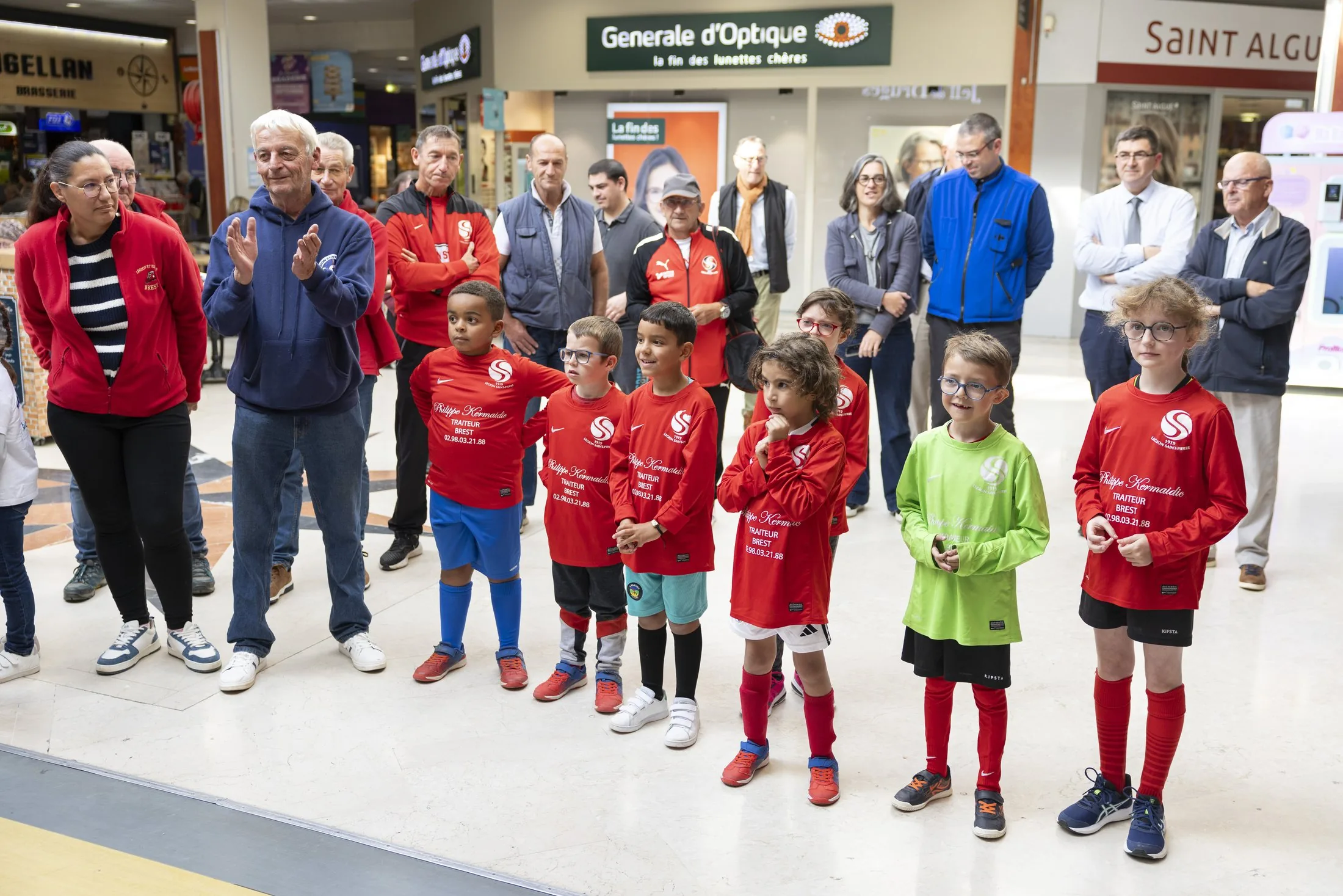 Les jeunes footballeurs du club lauréat en galerie marchande, Carrefour Brest