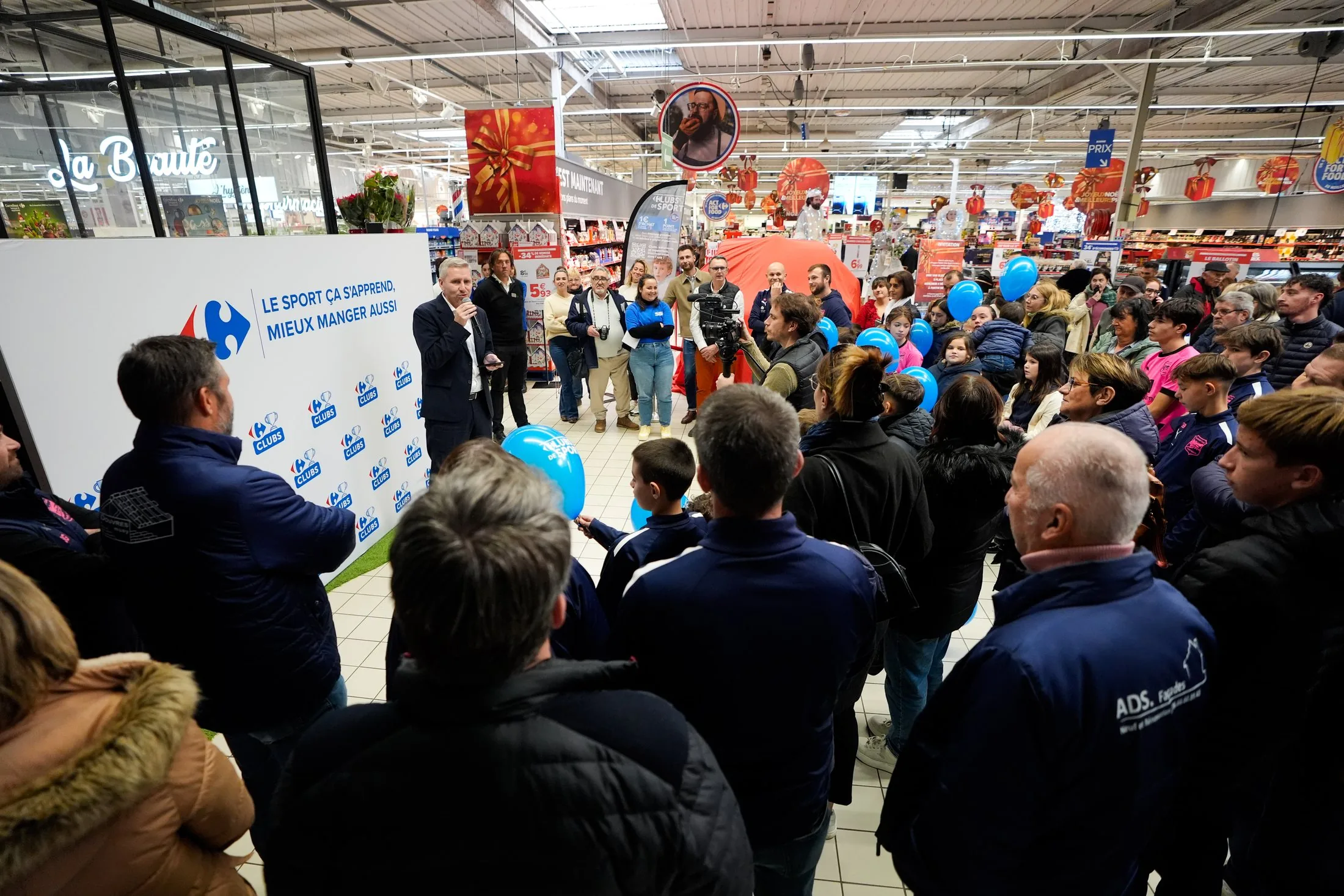 Foule rassemblée pour les discours de la remise de prix, Carrefour Crêches-sur-Saône