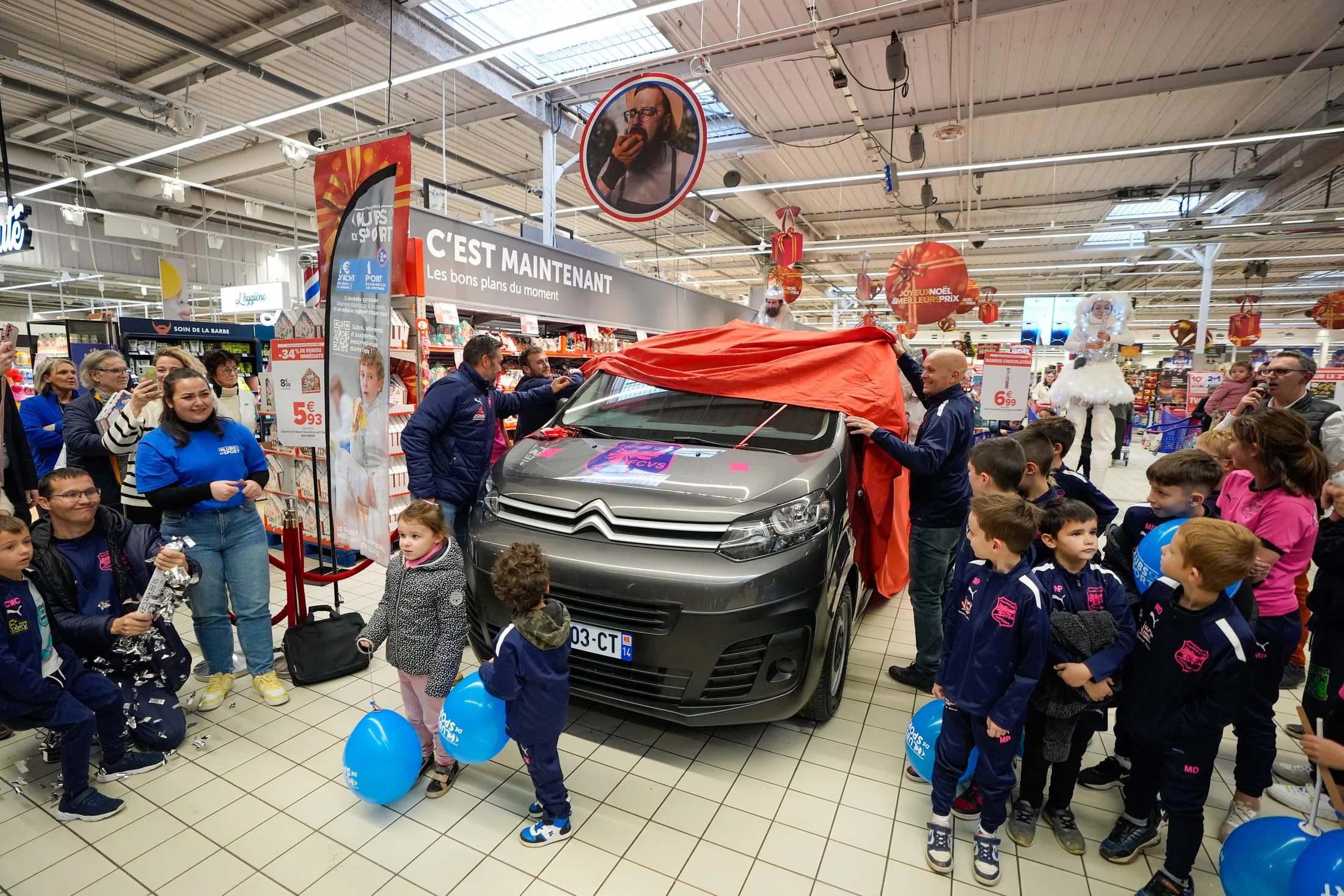 Dévoilement du minibus en magasin avec les enfants du club, Carrefour Crêches-sur-Saône