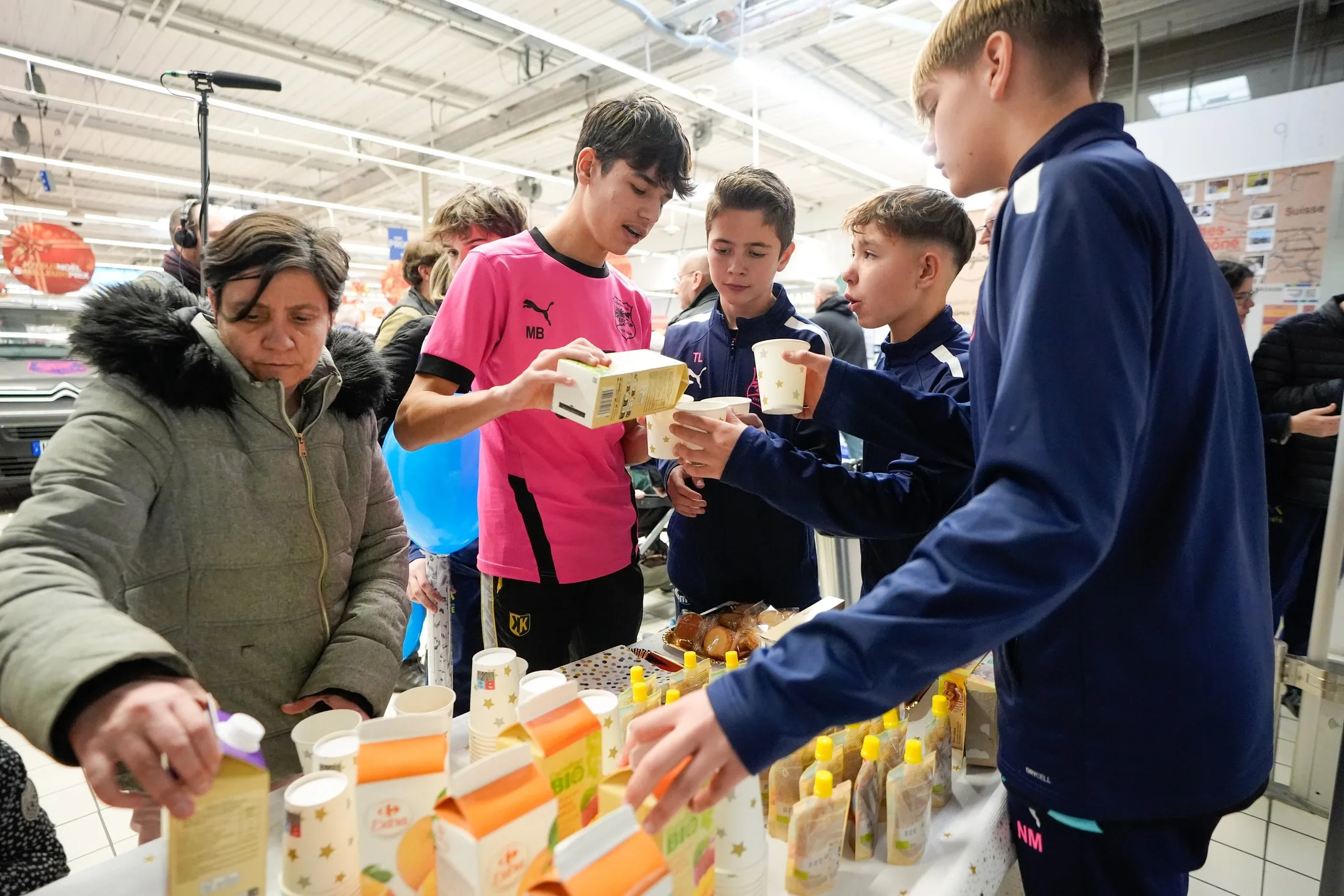 Dégustation de produits sains par les jeunes du club, Carrefour Crêches-sur-Saône