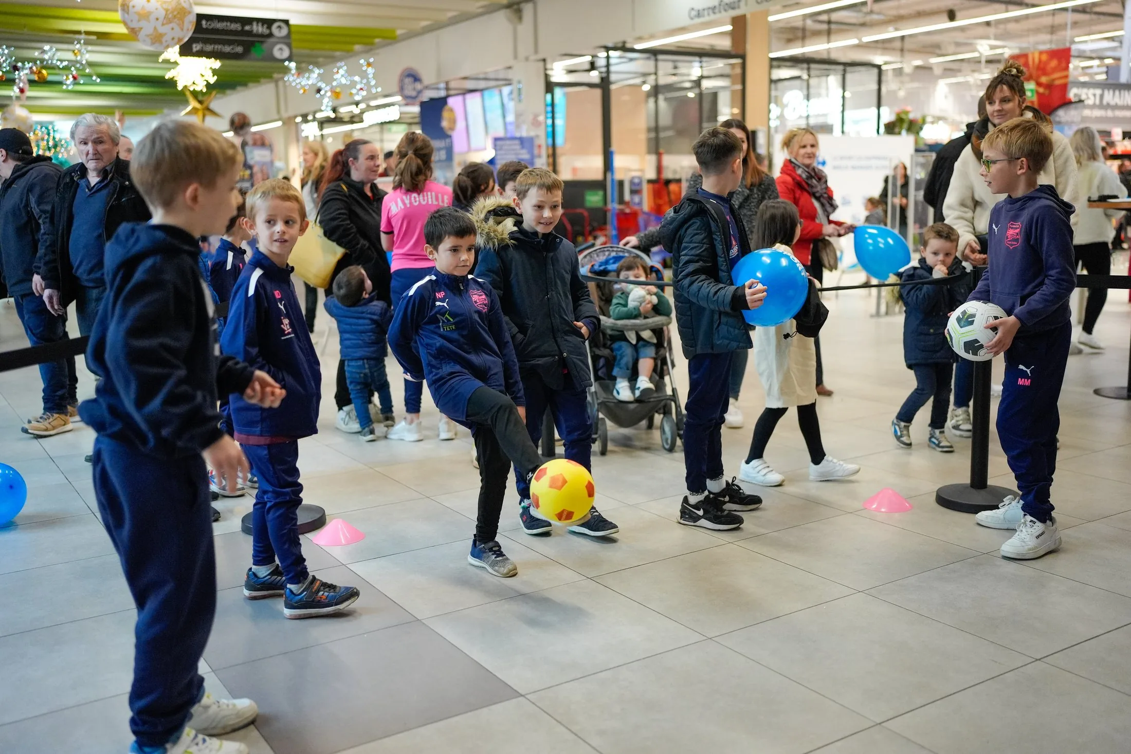 Atelier foot pour les enfants en galerie, Carrefour Crêches-sur-Saône