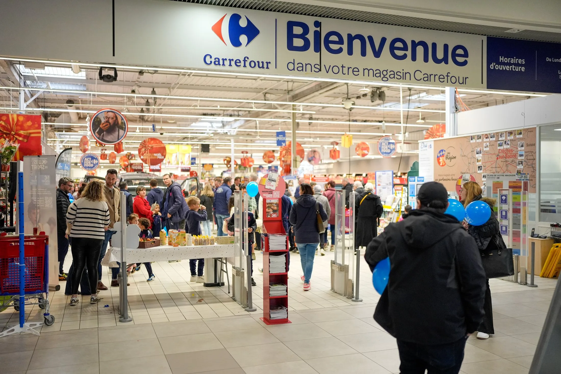 Entrée du magasin Carrefour Crêches-sur-Saône le jour de la remise de prix