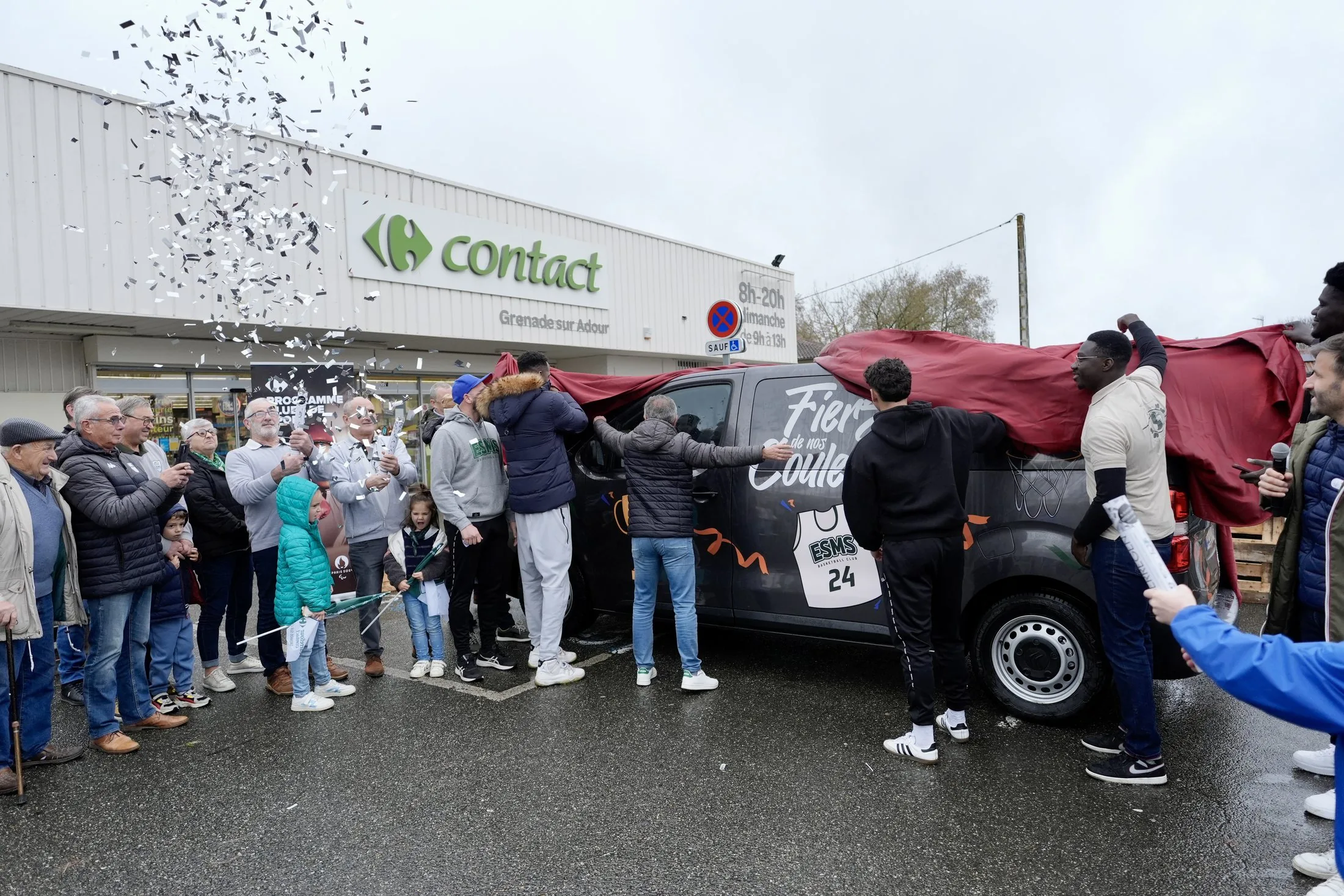 Dévoilement du minibus sous les confettis devant Carrefour Contact, Grenade-sur-l'Adour — Carrefour Clubs de Sport