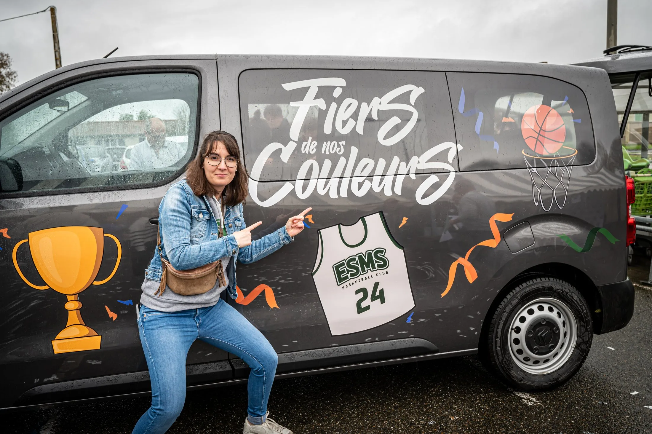 Minibus floqué « Fiers de nos couleurs » du club lauréat, Carrefour Grenade-sur-l'Adour