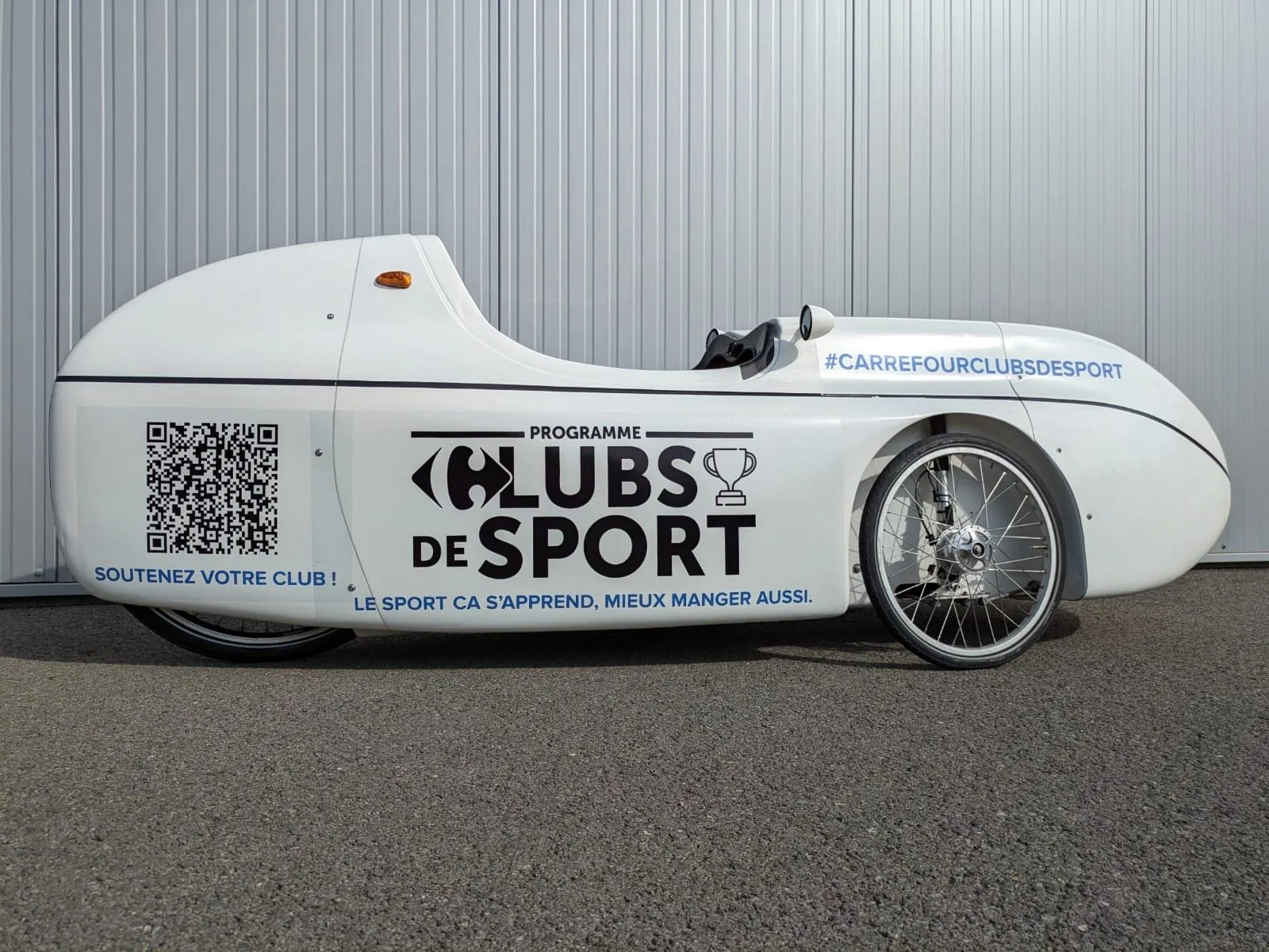 Vélo caréné publicitaire de la régie Fitcar floqué Programme Clubs de Sport, vue latérale