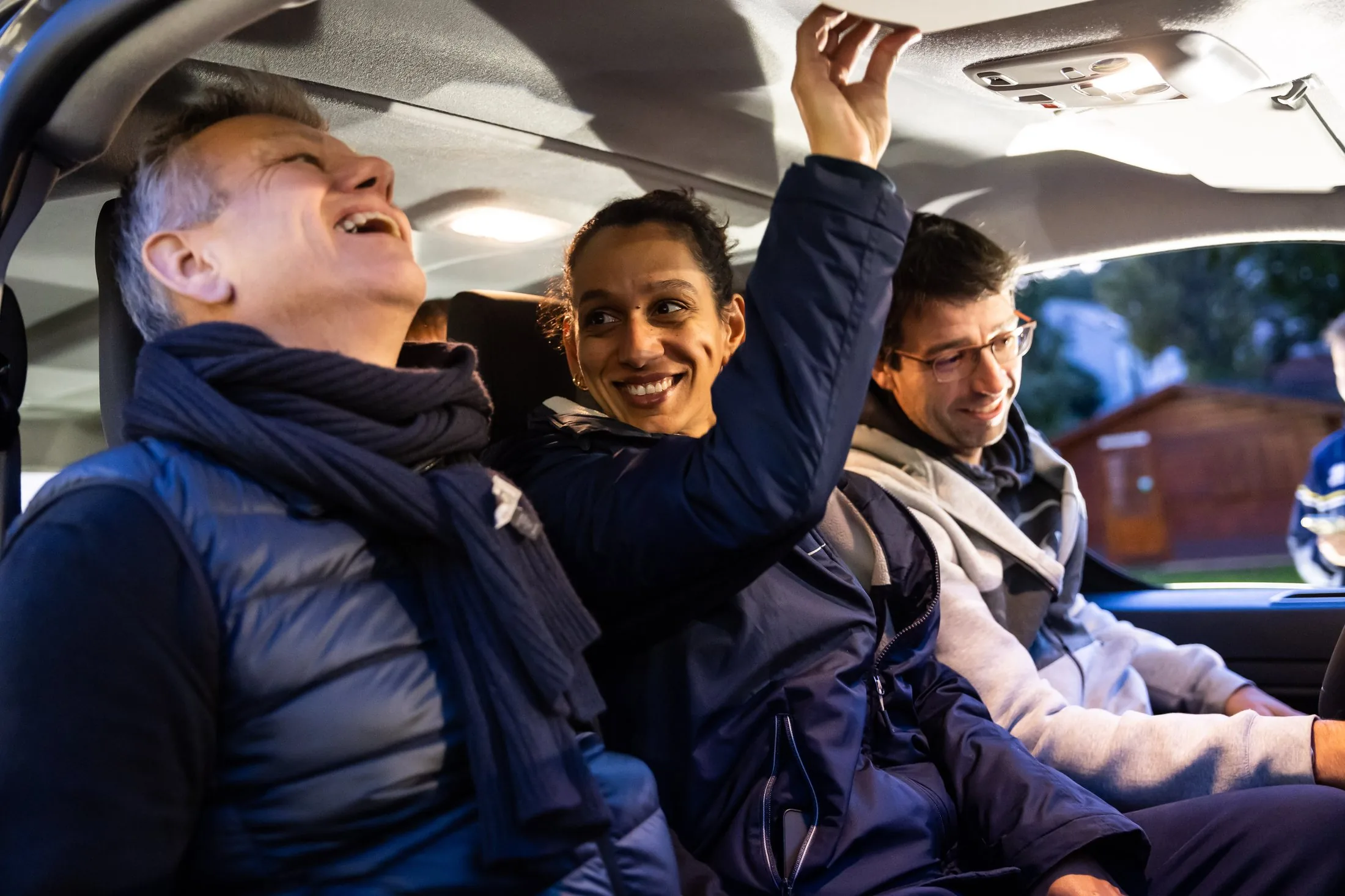 Joie des dirigeants du club à bord du nouveau minibus, Carrefour Saint-Maur-des-Fossés