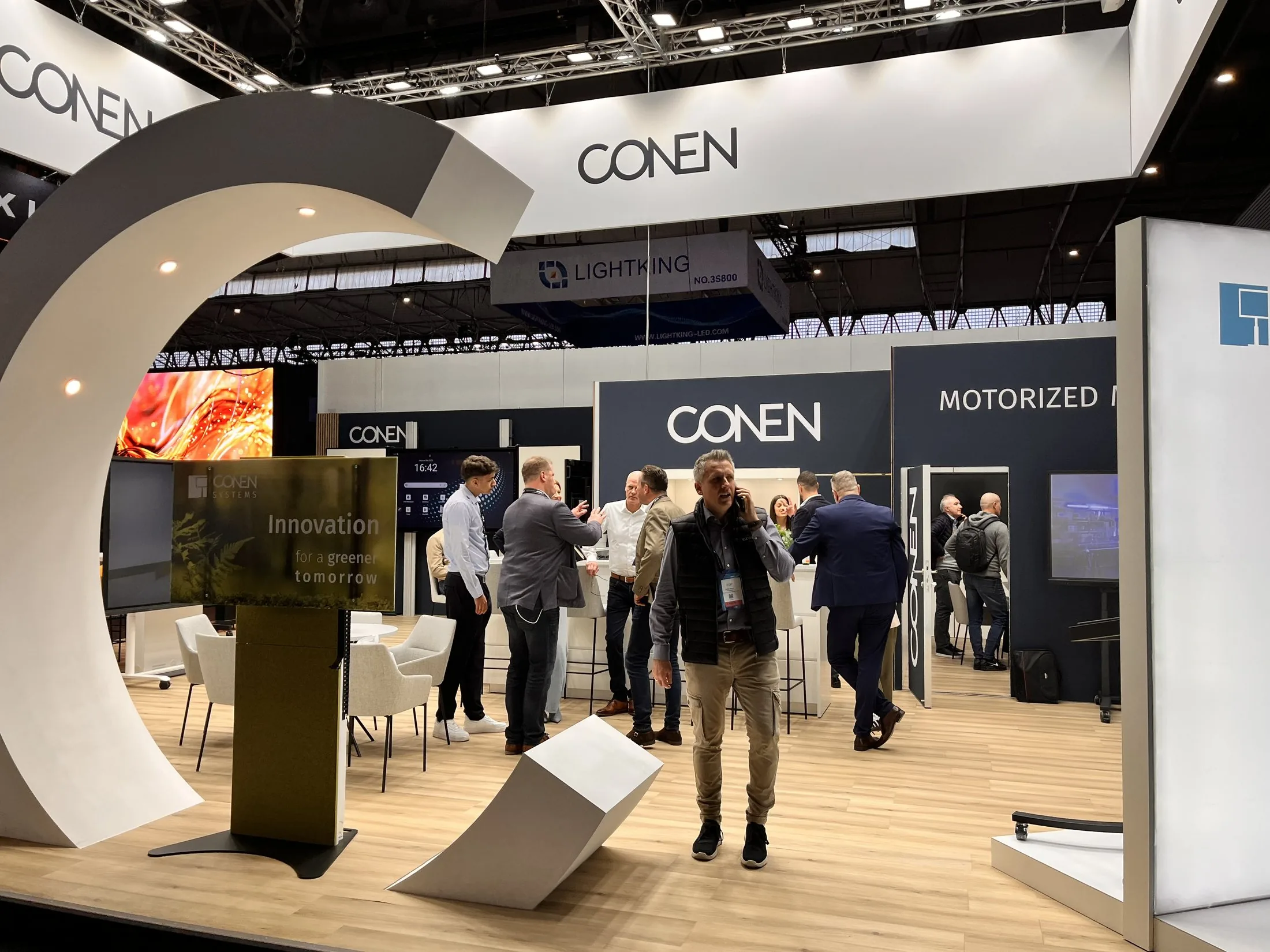 Stand CONEN — salon ISE 2025 — Barcelone — visiteurs dans les allées du stand