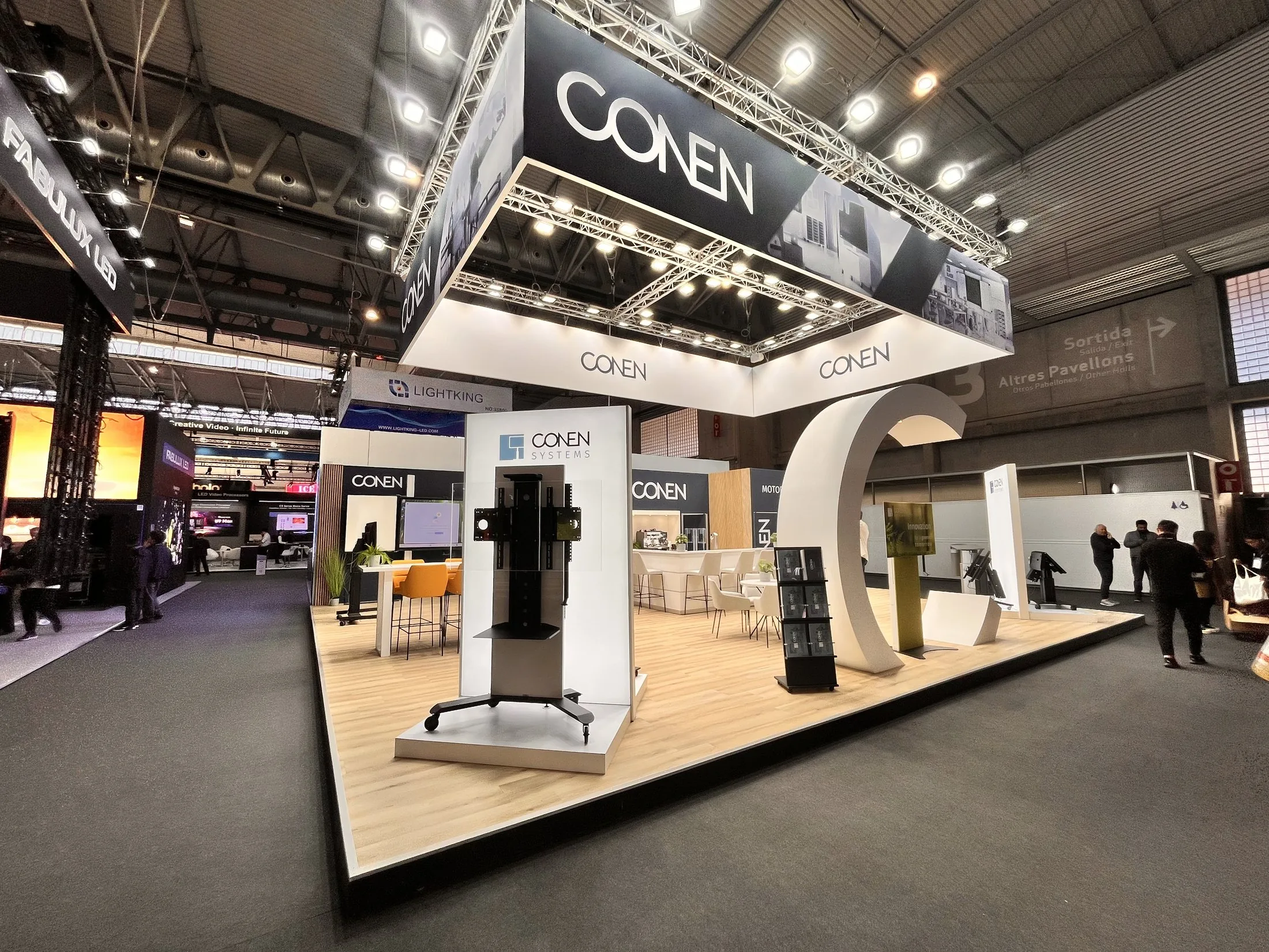 Stand CONEN — salon ISE 2025 — Barcelone — stand grand angle avant l'ouverture