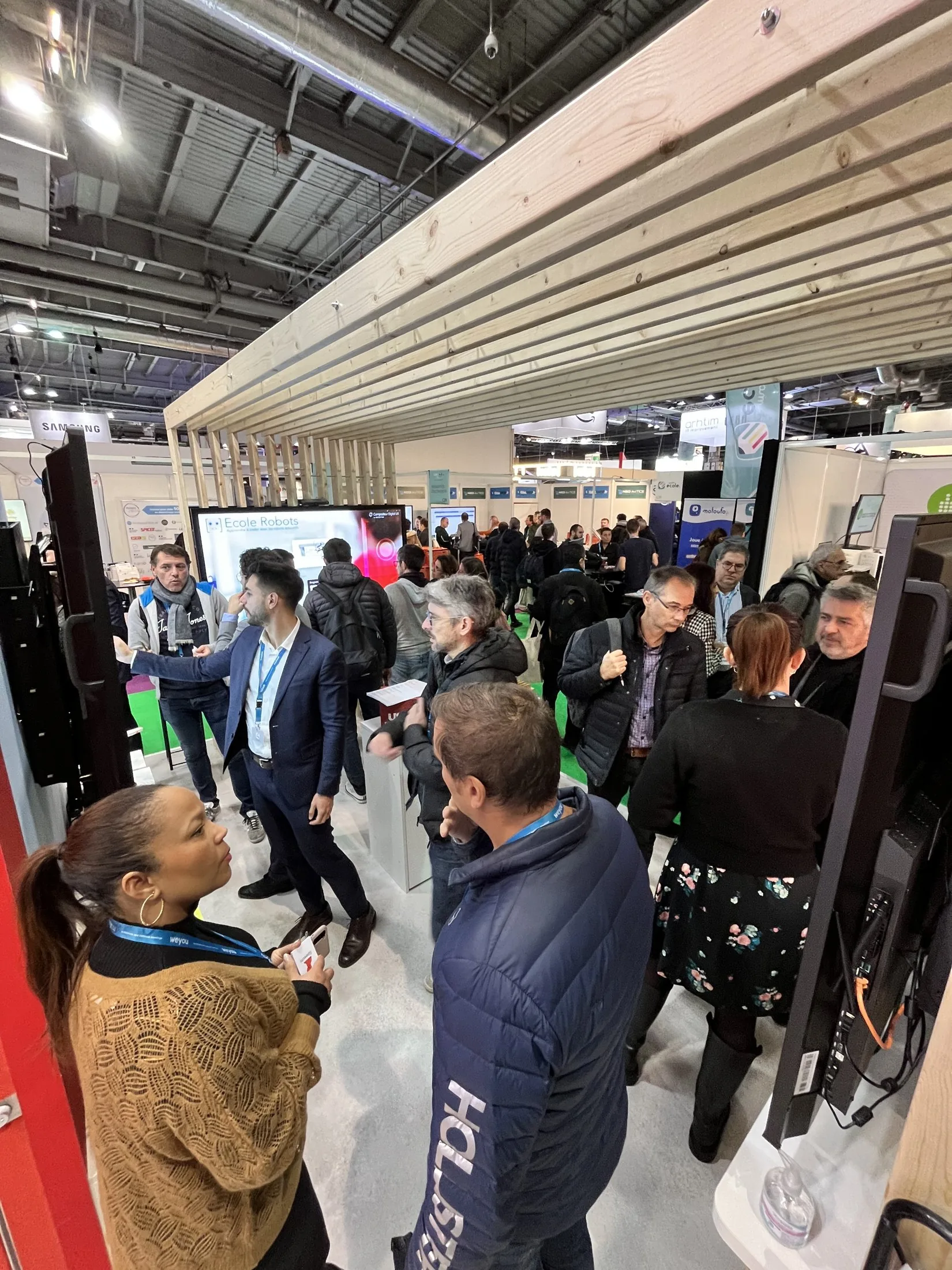 Stand Speechi — salon Educatech Expo 2022 — Paris — vue de face du stand en bois et affluence