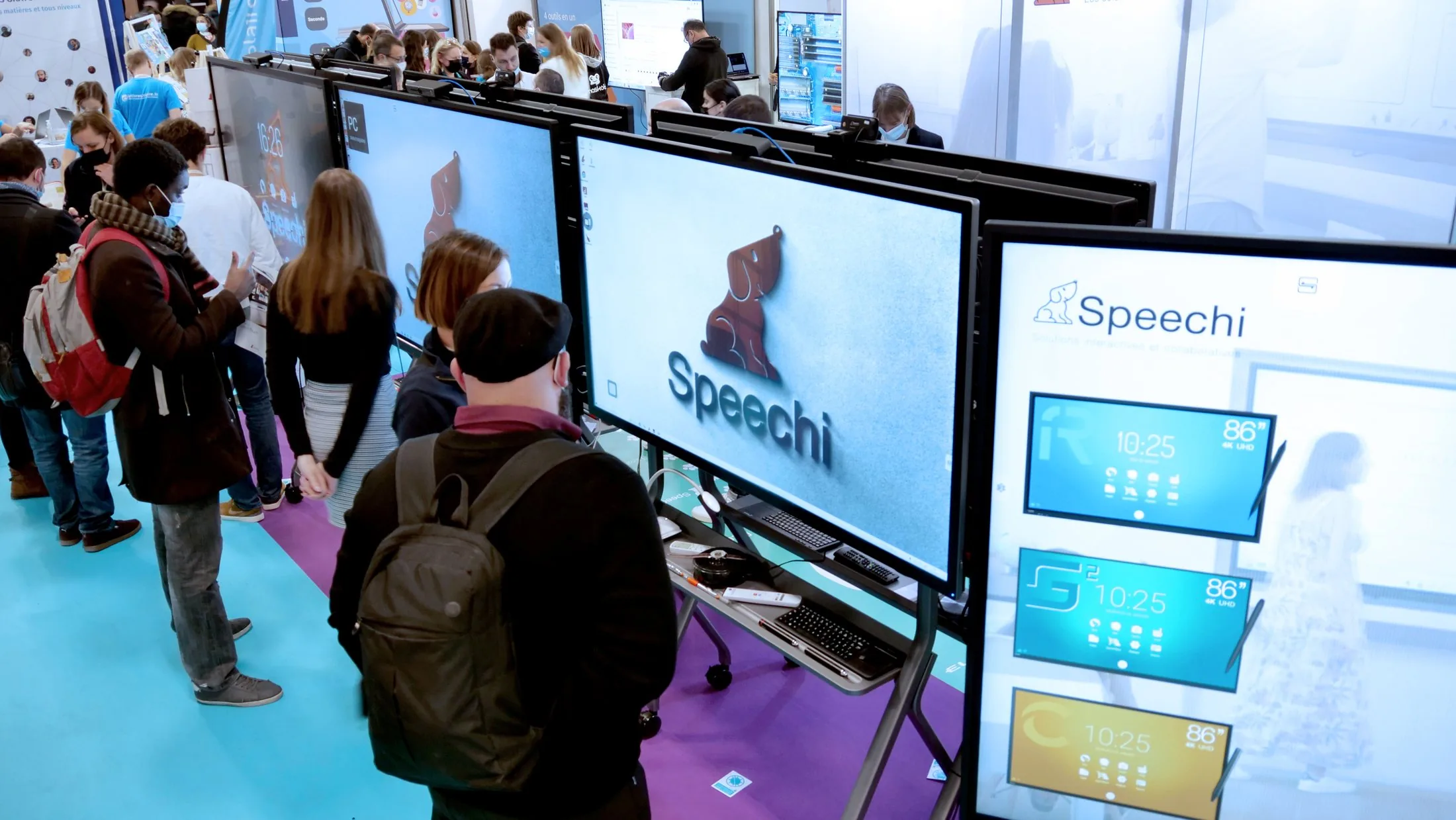 Stand Speechi — salon Educatice 2021 — Paris — visiteurs devant le mur d'écrans