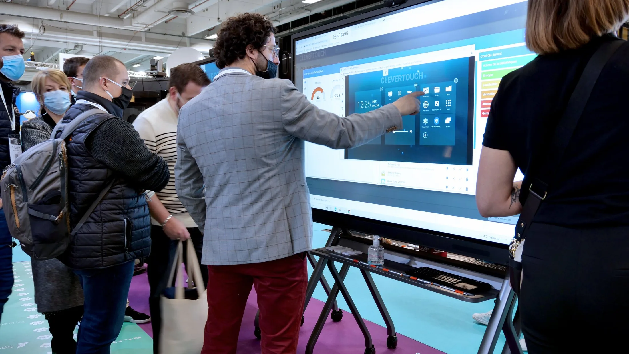Stand Speechi — salon Educatice 2021 — Paris — démonstration d'un écran interactif