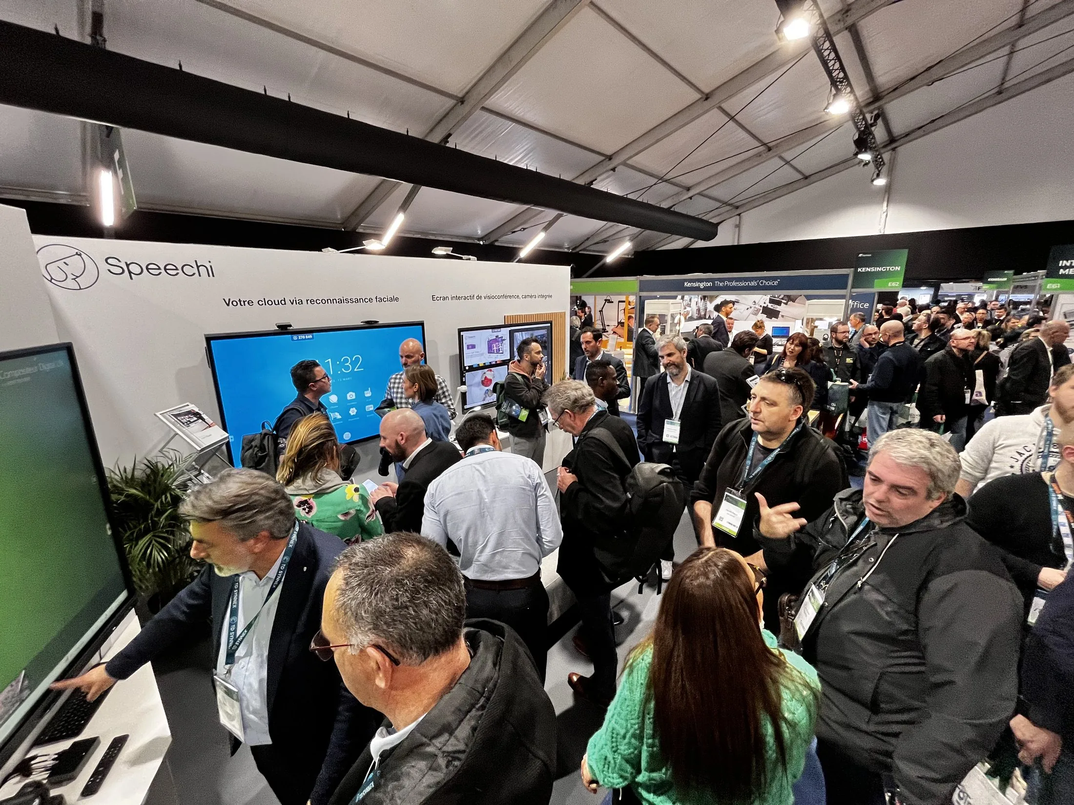 Stand Speechi — salon IT Partners 2023 — foule dans l'allée du stand