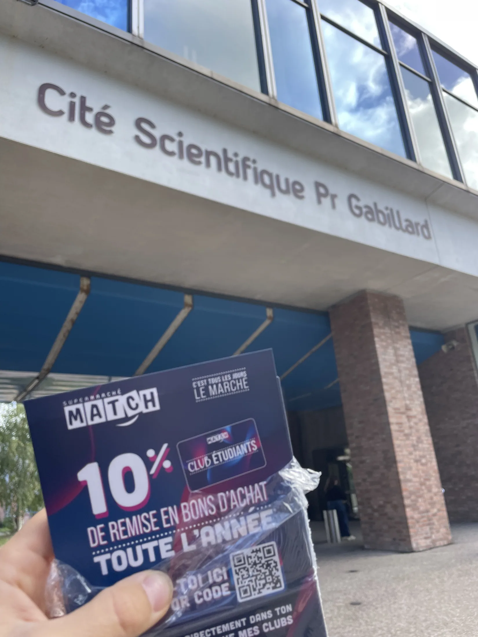 Flyer « Club étudiants MATCH — 10 % de remise en bons d'achat » devant la Cité Scientifique, Villeneuve-d'Ascq