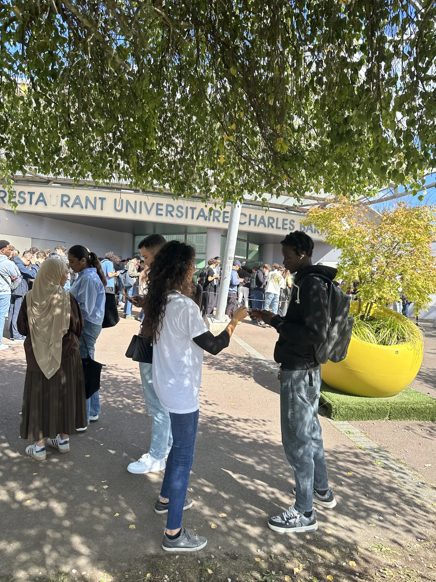 Distribution de flyers MATCH aux étudiants devant le restaurant universitaire, Villeneuve-d'Ascq