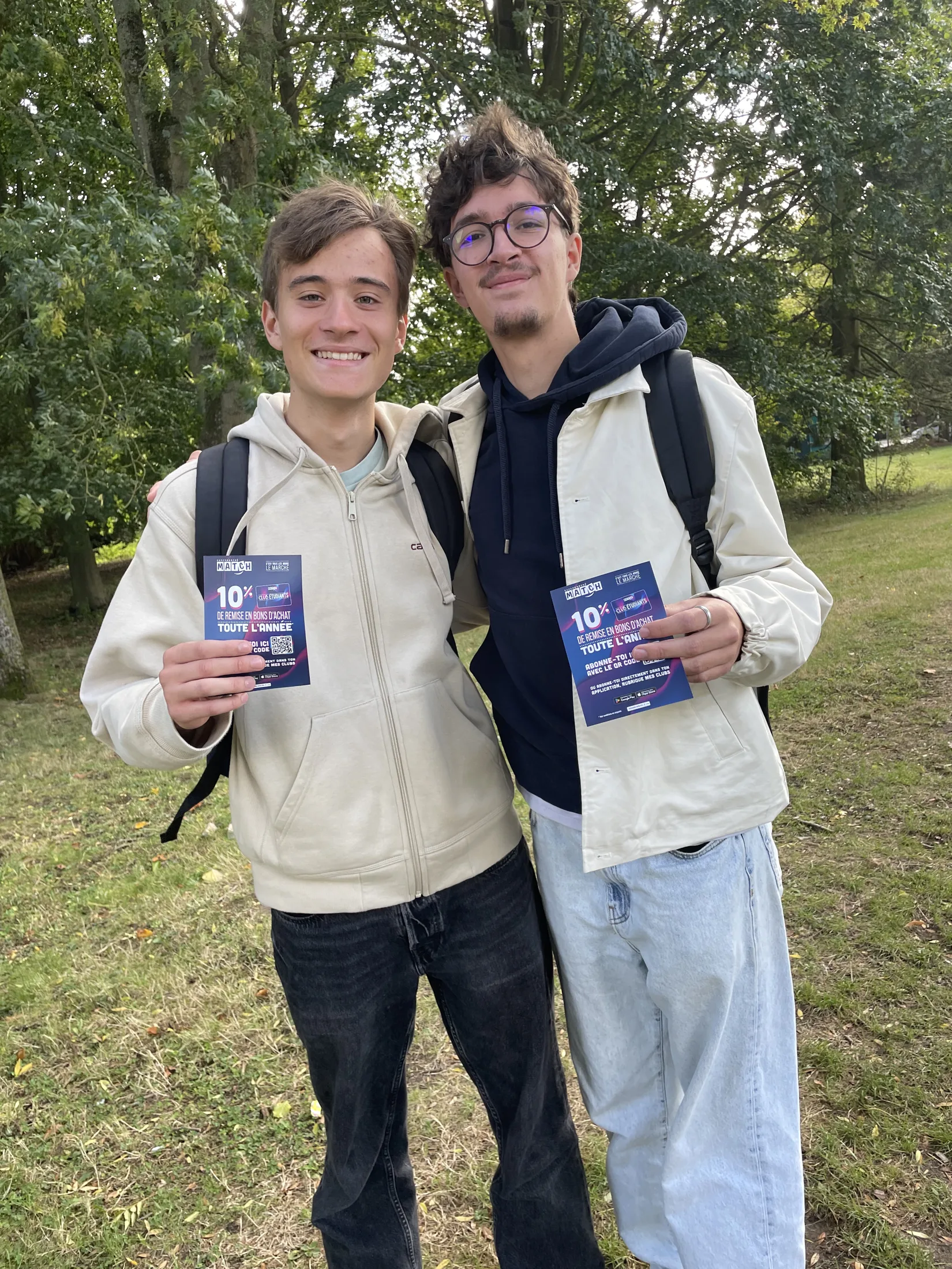Étudiants avec le flyer du Club étudiants MATCH, campus Cité Scientifique