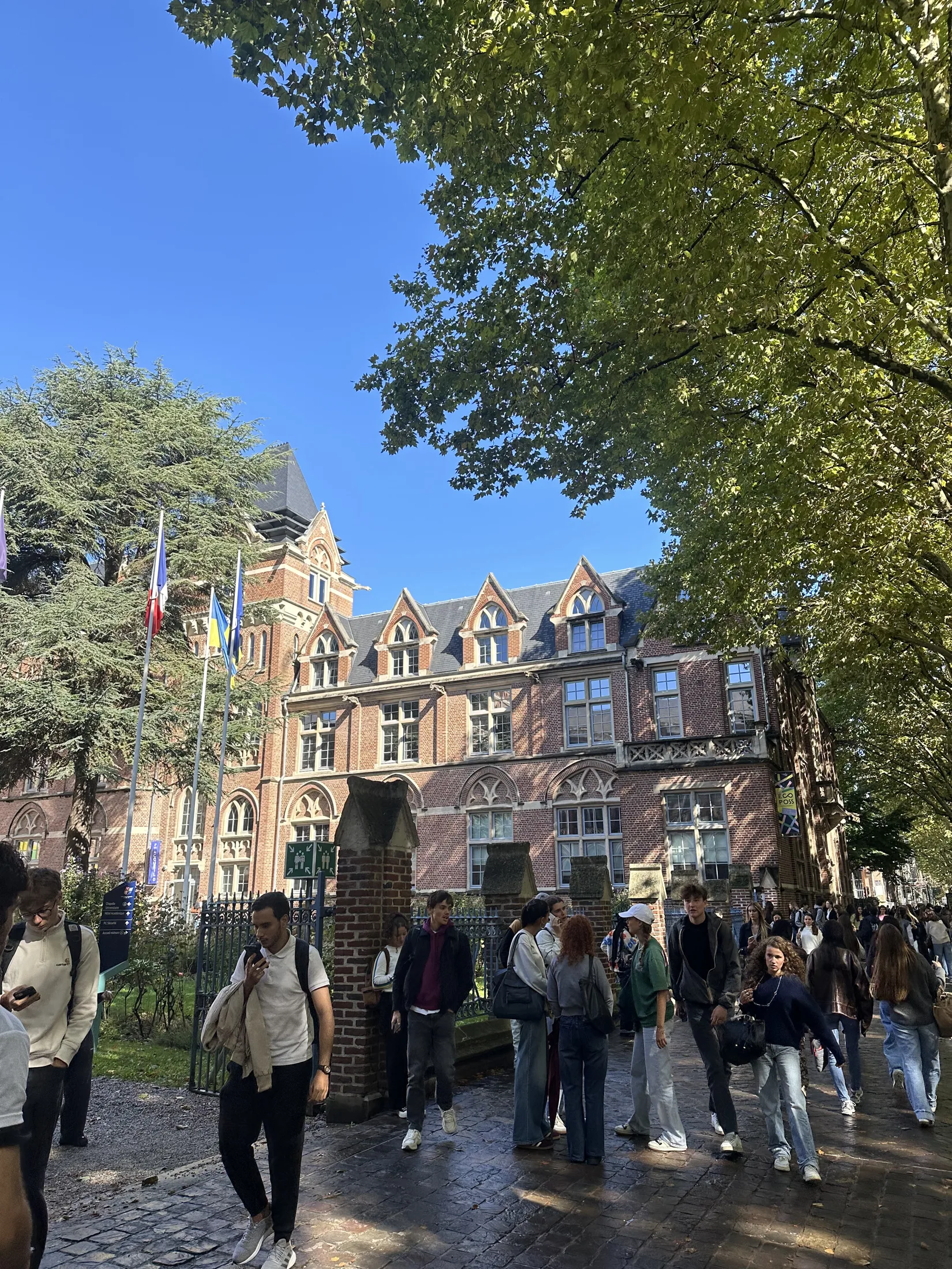 Street marketing étudiant MATCH — flux d'étudiants à l'entrée d'un campus universitaire, Lille